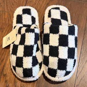 Comfy luxe black and white check slipper nwt